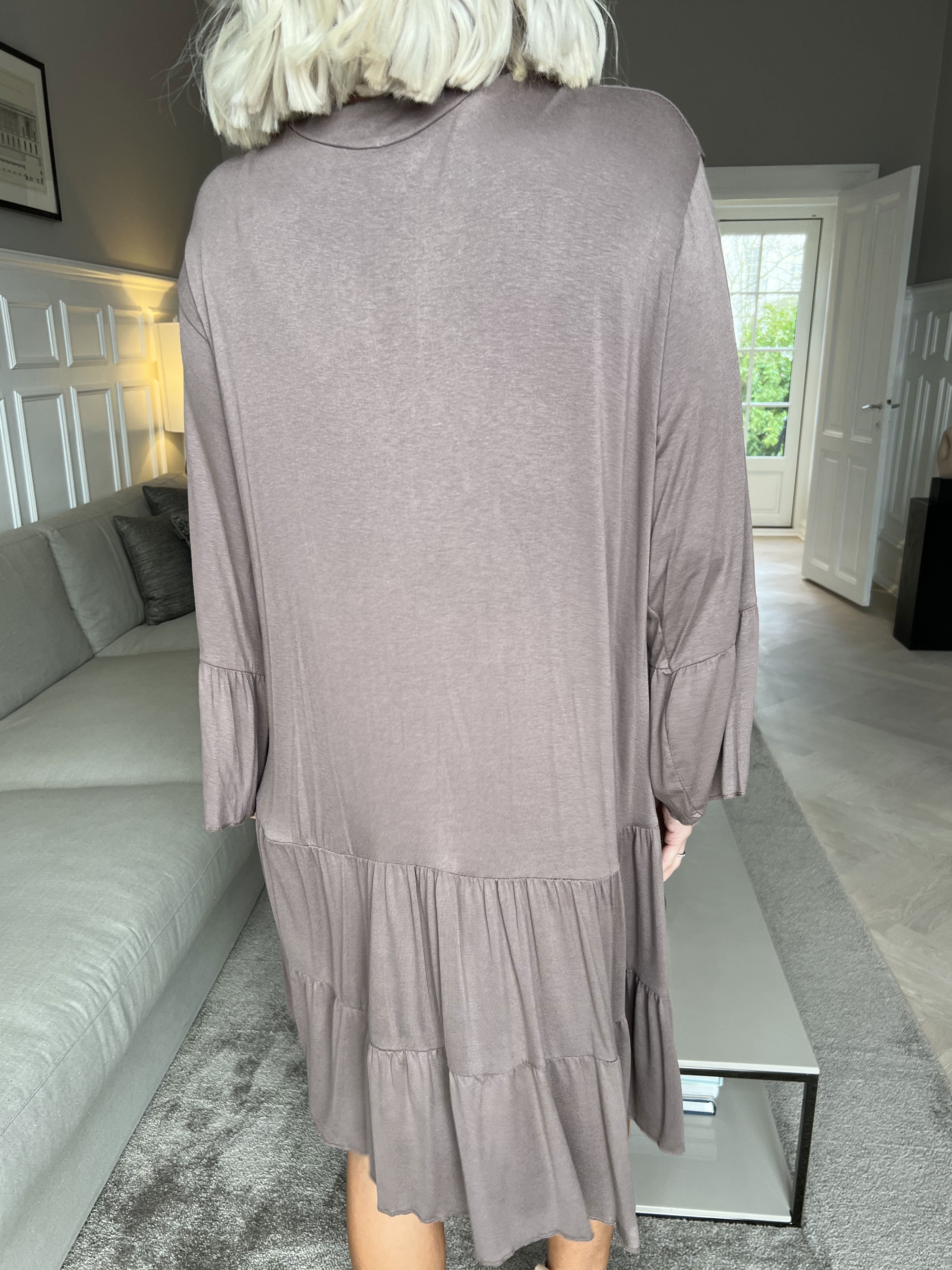 Pauline Plain - Klänning med v-ringning och liten volangkjol